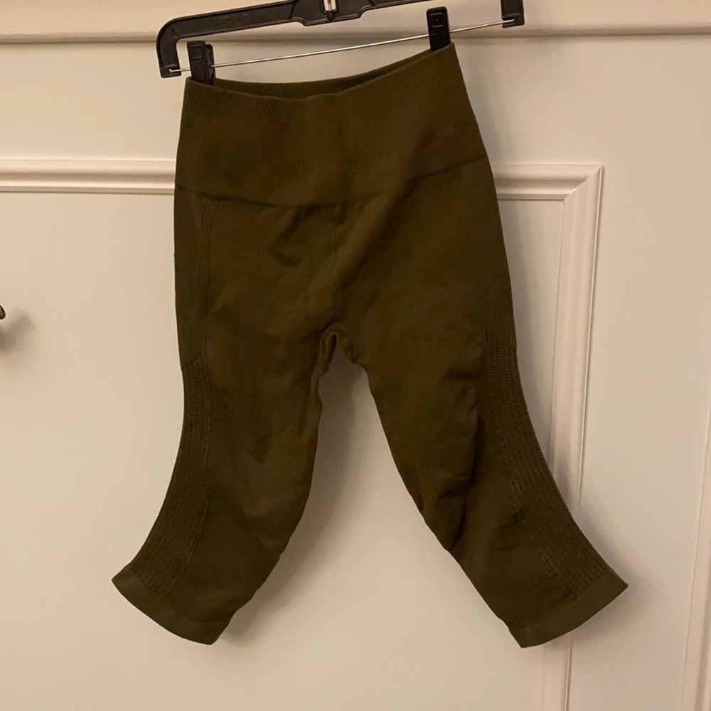 lululemon olive green cropped leggings